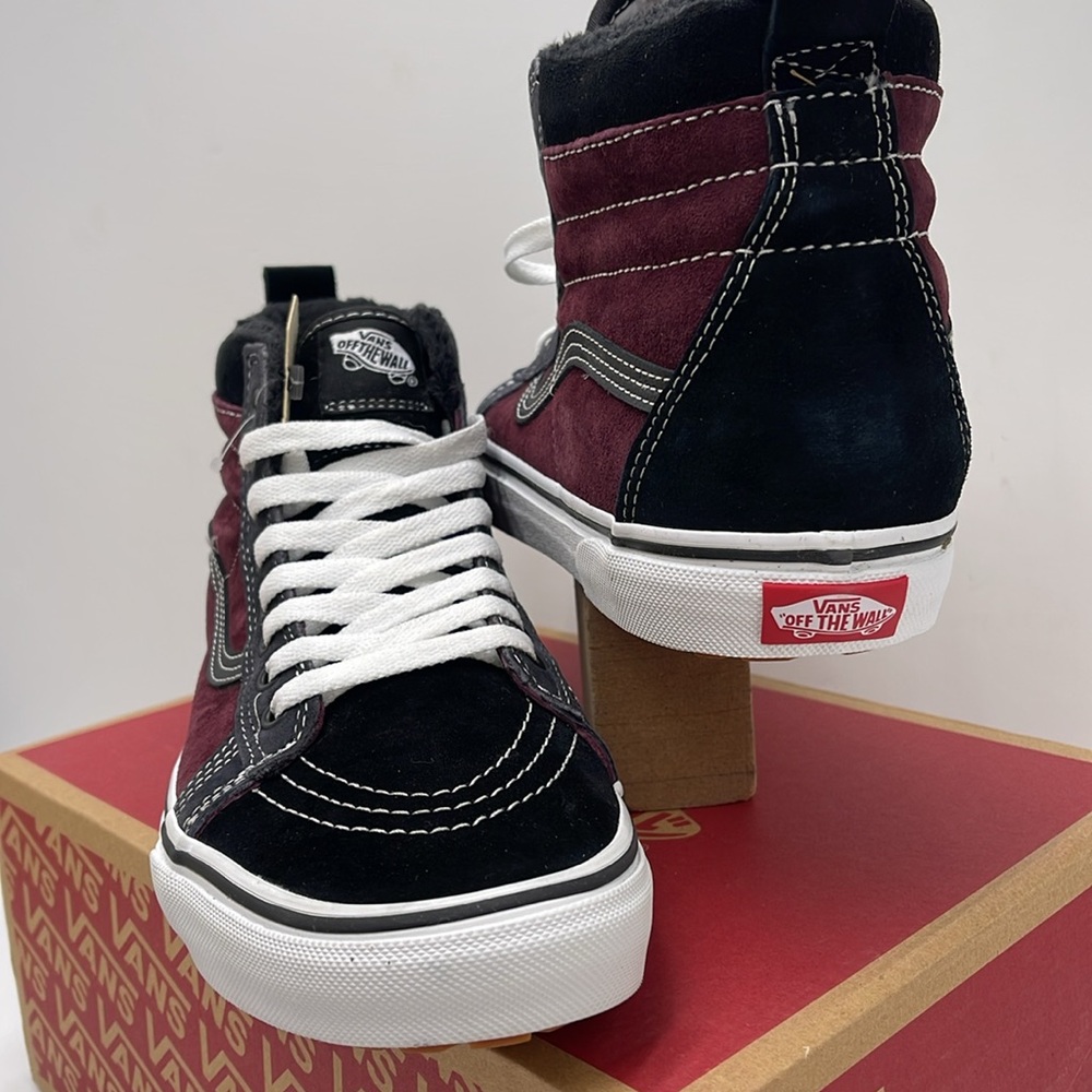 Vans Women’s Sk8-Hi Mte
(Mte) Port Royale/Black
VN0A4BV7XKZ
Boots Sneakers - Picture 8 of 16